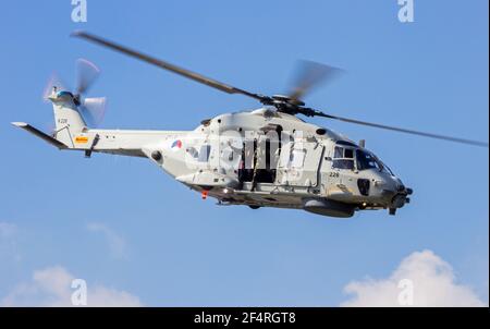 Royal Netherlands Navy (Marineluchtvaartdienst) NH90 Hubschrauber fliegen während der World Harbour Days in Rotterdam. September 8, 2012 Stockfoto