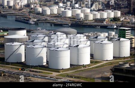 Ölsilos in einer petrochemischen Fabrik im Hafen Stockfoto