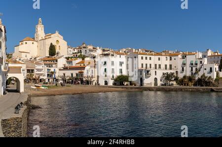 Cadaques, Spanien - 13. März 2021: Blick auf das idyllische Küstendorf Cadaques in Katalonien Stockfoto