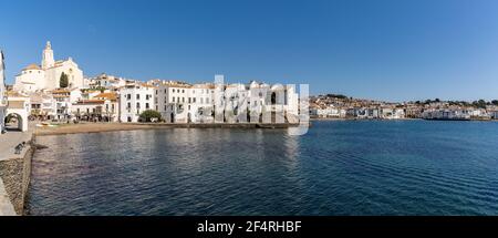 Cadaques, Spanien - 13. März 2021: Panoramablick auf das idyllische Küstendorf Cadaques in Katalonien Stockfoto