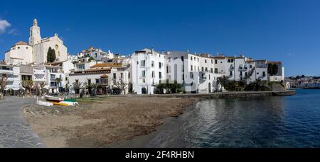 Cadaques, Spanien - 13. März 2021: Panoramablick auf das idyllische Küstendorf Cadaques in Katalonien Stockfoto