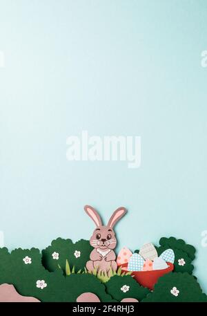 Frohe ostern Banner. Bunte Ostereier, Büsche und Kaninchen volumetrische Formen aus Papier geschnitten. DIY farbige Karton Design für Urlaub Flyer, Poster Stockfoto