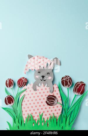 DIY Papierkarten für Ostern.Volumetrische Grußkarten oder Einladungen mit Kaninchen in großen verzierten Ei umgeben von Tulpen auf Heavenly background,3D Stockfoto