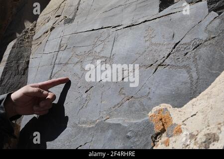 (210323) -- SUNAN, 23. März 2021 (Xinhua) -- EIN Felsbild ist auf dem Yumu Berg in Yugu Autonomous County of Sunan, nordwestlich von Chinas Gansu Provinz, 22. März 2021 zu sehen. Du Chengfeng, 45, wurde aus der Familie eines Hirten geboren. Aus Interesse und Leidenschaft hat er in den letzten 20 Jahren über 12.000 Felsmalereien über die Qilianischen Berge gesammelt. Er verbringt oft über 100 Tage im Jahr auf der Suche nach verschiedenen Felsbildern im tiefen Berg. Du begann 2012 im Kulturbereich zu arbeiten. Nach seinem Vorschlag, die lokalen Behörden auf die Verwaltung des kulturellen Erbes hat Stockfoto