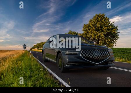 Genesis G90 Luxuslimousine auf der malerischen Straße Stockfoto