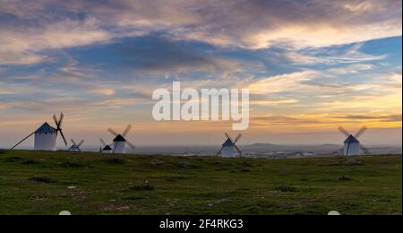 Ein Blick auf die historischen weißen Windmühlen von La Mancha Oberhalb der Stadt Campo de Criptana bei Sonnenuntergang Stockfoto