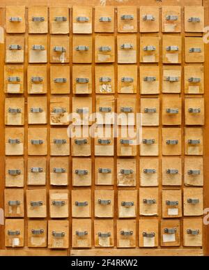 Hintergründe und Texturen: Alte Holzschrank mit Schubladen, Vorderansicht, Nahaufnahme Stockfoto