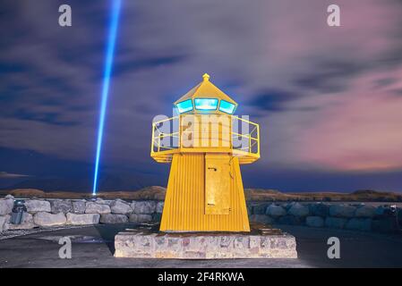 Leuchtturm und Imagine Peace Tower auf der Insel Videy in Reykjavik Nachts Stockfoto