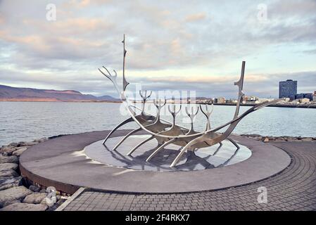 REYKJAVIK, ISLAND - 16. OKTOBER 2012: Das Sun Voyager Monument, Wahrzeichen der Stadt Reykjavik Stockfoto