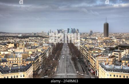 Panoramablick auf Paris vom Triumphbogen entfernt. Stockfoto