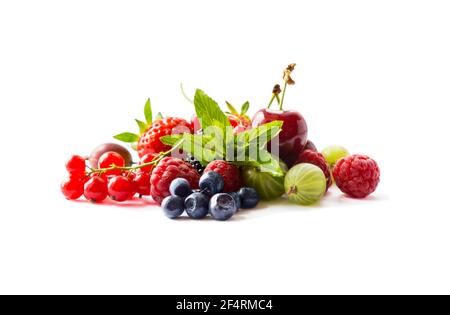 Früchte und Beeren isoliert auf weißem Hintergrund. Reife Johannisbeeren, Himbeeren, Kirschen, Erdbeeren, Stachelbeeren, Maulbeeren und Heidelbeeren. Zurück Stockfoto