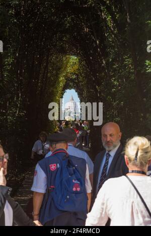 Rom, Italien, 03.Oktober, 2018: ein besonderer Blick auf die Kuppel von St. Peter (Vatikanstadt - Rom). An der Piazza Cavalieri di Malta gibt es die Villa del Prio Stockfoto