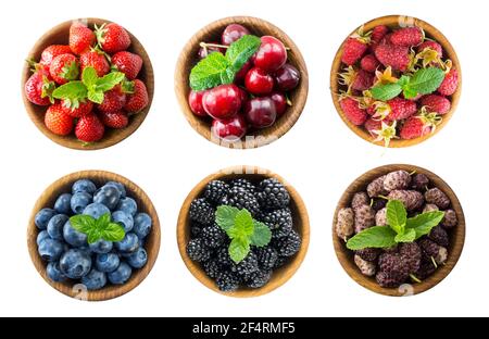 Beeren und Früchte isoliert auf weißem Hintergrund. Collage aus verschiedenen Früchten und Beeren. Himbeeren, Erdbeeren, Kirschen, Maulbeeren, Heidelbeeren Stockfoto
