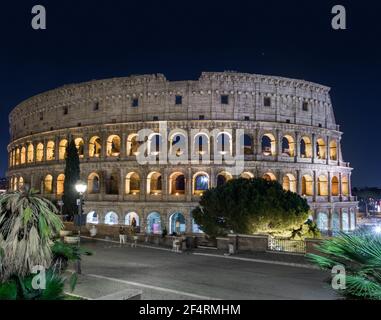 Rom, Italien - 03. Okt 2018: Das nächtliche Kolosseum ist das touristische Zentrum von Rom. Stockfoto