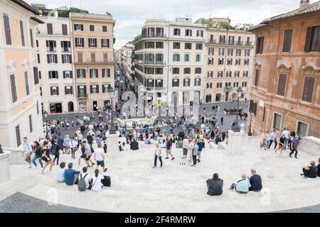 Rom, Italien, 04.Oktober, 2018: Das Meer der Menschen in der Piazza di Spagna und der Via Condotti, Rom Stockfoto