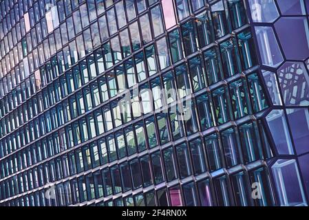 REYKJAVIK, ISLAND - 16. OKTOBER 2012: Harpa ist ein Konzertsaal und Konferenzzentrum in Reykjavik, Island. Stockfoto