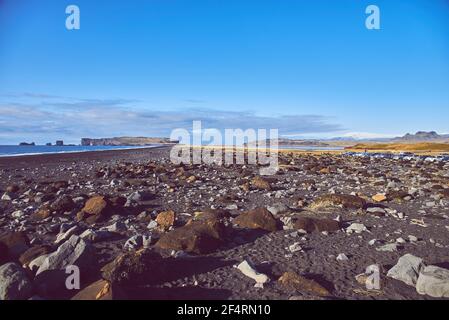 Blick auf den Strand mit schwarzem Sand in Island Stockfoto