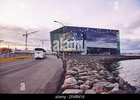 REYKJAVIK, ISLAND - 16. OKTOBER 2012: Harpa ist ein Konzertsaal und Konferenzzentrum in Reykjavik, Island. Stockfoto