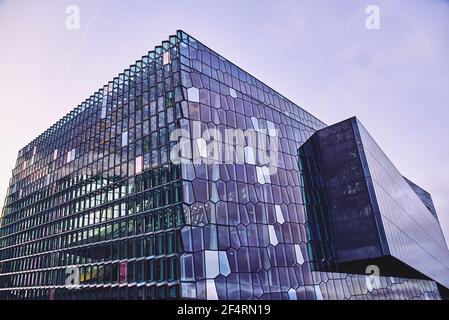 REYKJAVIK, ISLAND - 16. OKTOBER 2012: Harpa ist ein Konzertsaal und Konferenzzentrum in Reykjavik, Island. Stockfoto