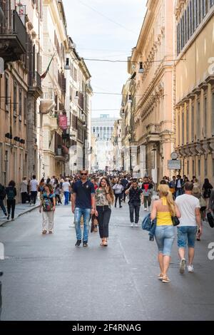 ROM, Italien - 04. Oktober 2018: Touristen drängen sich und gehen die Straße Über die Via dei Condotti, Rom Stockfoto