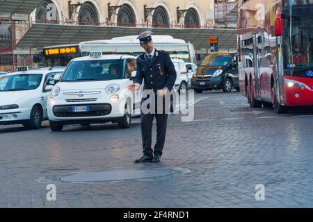 Rom, Italien, 04.Oktober, 2018: Verkehr auf der Piazza Venezia in Rom Besetzt Stockfoto