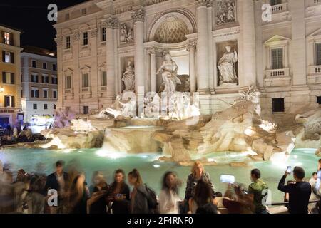 ROM, Italien - 04. Oktober 2018: Nacht-Throng in der Nähe des Trevi-Brunnens in Rom Stockfoto