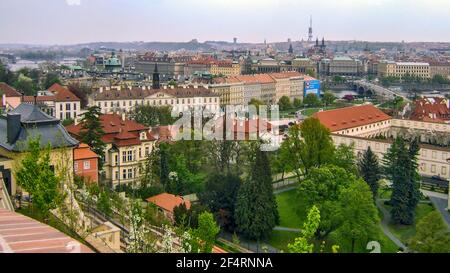 Praha, Tschechische Republik, Hradcany, 26. April 2010. Ein schöner Frühlingstag. Die Altstadt mit einer Festung und Blick von der Mauer auf die Stadt. Stockfoto