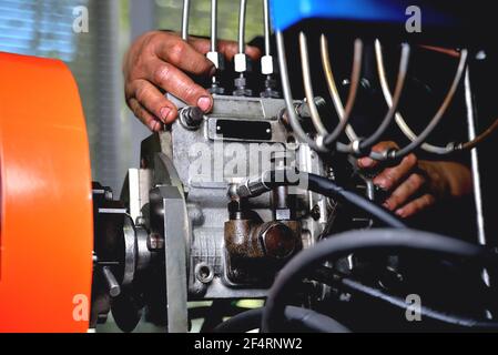 Installation der Kraftstoffpumpe für den Dieselmotor nach der Reparatur auf dem Einstellstand in der Werkstatt, Reparatur der Kraftstoffpumpe, Einstellung der Kraftstoffpumpe nozz Stockfoto