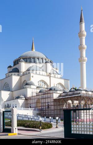 Sharjah Masjid, die Neue Sharjah Moschee, die größte Moschee im Emirat Sharjah, die Vereinigten Arabischen Emirate, weiße Sandsteinfassade mit Kuppeln Stockfoto