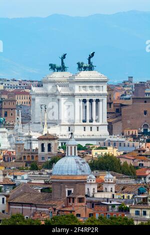 Rom, Italien, 05.Oktober, 2018: Blick auf die Altare della Patria von Dächern in Rom gerahmt Stockfoto