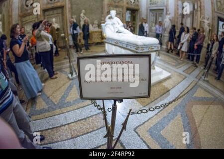 Rom, Italien - 05. Okt 2018: Touristen bewundern die Skulptur in der Galleria Borghese, Rom Stockfoto