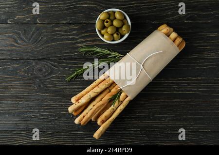 Bastelpapier mit Grissini, Oliven und Rosmarin auf Holzgrund Stockfoto