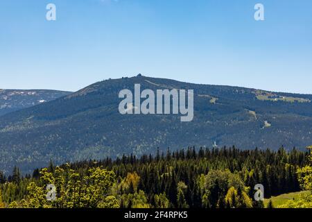 Panorama des Riesengebirges Karkonosze über den Bäumen in Szklarska Poreba Stockfoto