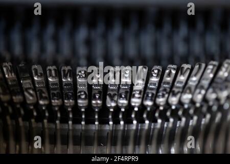 Detail der Metallteile mit den Buchstaben und eingraviert Zahlen, die beim Drücken der Taste mit aktiviertem Finger angezeigt werden Dieses Teil, um den Brief zu drucken Stockfoto