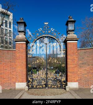 Große schmiedeeiserne Ziertore am Südeingang des Holland Park, die zur Kensington High St, London führt Stockfoto