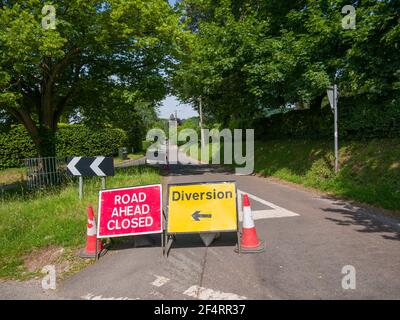 Eine Straße vor geschlossen und Umleitung Zeichen auf einer Landstraße in einer ländlichen Umgebung in Wrington, North Somerset, England. Stockfoto