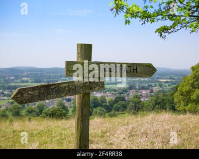 Ein Holzfußweg Schild auf Old Hill mit Blick auf das Dorf Wrington, North Somerset, England. Stockfoto