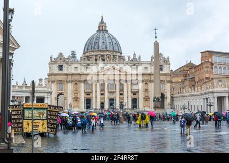 Vatikan - 06. Okt 2018: Touristen tummeln sich um den Petersplatz vor dem Petersdom Stockfoto