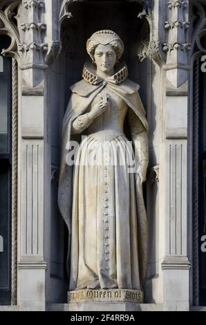 London, England, Großbritannien. Statue von Maria Königin der Schotten ( von Sir John George Tollemache Sinclair: 1905) an der Fassade von Maria Königin der Schotten Haus, 143 FLE Stockfoto