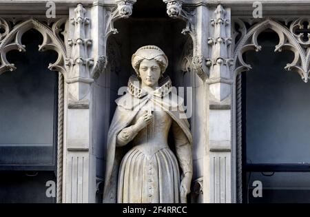 London, England, Großbritannien. Statue von Maria Königin der Schotten ( von Sir John George Tollemache Sinclair: 1905) an der Fassade von Maria Königin der Schotten Haus, 143 FLE Stockfoto