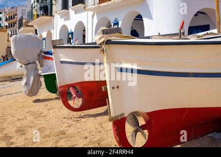 Einige typische Fischerboote sind am Strand von Malaespina in Calella de Palafrugell gestrandet. Katalonien, Spanien Stockfoto