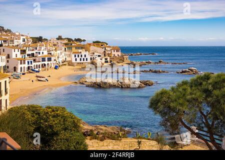 Panoramablick auf die Küste von Calella de Palafrugell aus dem Süden der Bucht. Palafrugell. Katalonien, Spanien Stockfoto