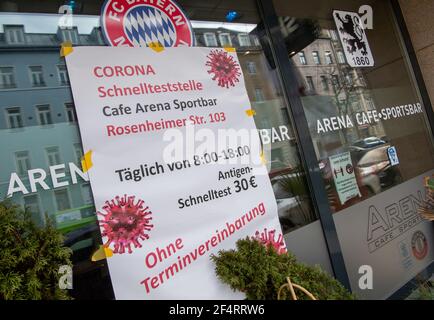 München, Deutschland. März 2021, 23rd. In einer umgebauten Sportbar werden gegen Gebühr Corona Schnelltests angeboten. Kredit: Peter Kneffel/dpa/Alamy Live Nachrichten Stockfoto