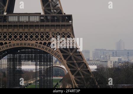 Nahaufnahme des Eiffelturms an einem bewölkten Tag in Paris Stockfoto