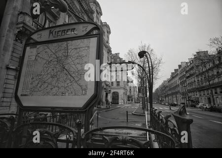 Paris, Frankreich - 31. Januar 2021 : Weitwinkelansicht einer Karte der U-Bahn von Paris Frankreich in schwarz-weiß Stockfoto