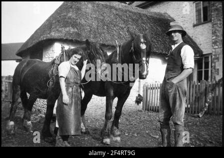 Bauernhof, Die Vergangenheit, Alt, Landwirtschaft, Landwirt, Fotografie, altmodisch, Edwardian Style, Fotografie, Antique, Schwarz und Weiß, Pferd, Großbritannien, 19th Century, 19th Century Style, Bauernhofarbeiter, Männer, Zugpferd, Geschichte, Industrielle Revolution, Britische Kultur, Sepia Getönten, Viktorianischen Stil, Landwirtschaftlichen Bereich, Bilddatum, Nostalgie, Beruf, Leute, Gepflügte Feld, Erwachsener, Nur Erwachsene, Landwirtschaft, Tier, Bebauter Raum, Kulturland, Englische Kultur, Hoofed Mammal, Horizontal, Horse Family, Image, Bildtyp, Land, Lebensstil, Vieh, Männer, Säugetier, Manuelle Arbeiter, Erinnerungen, Natürliche Phenom Stockfoto