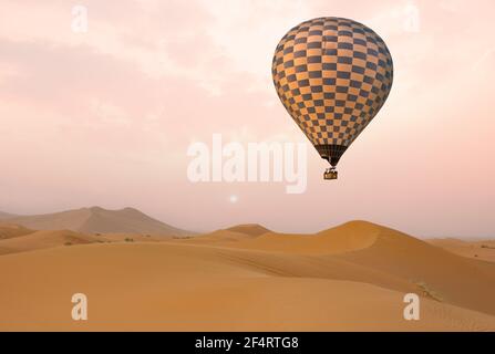 Wüste und Heißluftballon Landschaft bei Sonnenaufgang Stockfoto