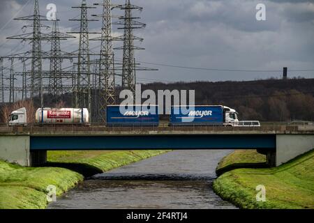 Die Emscher, Abwasser, wird nach der Fertigstellung des Emscher Abwasserkanals, Straßenbrücke, B224, Gladbacher Straße, hoch, renaturiert Stockfoto