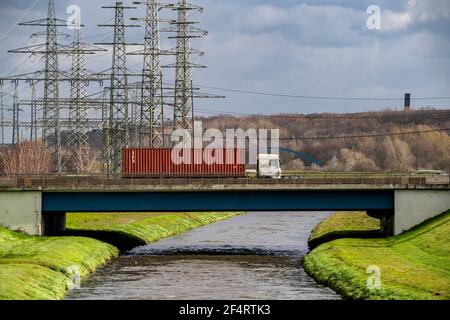 Die Emscher, Abwasser, wird nach der Fertigstellung des Emscher Abwasserkanals, Straßenbrücke, B224, Gladbacher Straße, hoch, renaturiert Stockfoto