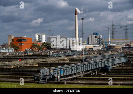 Schlammverbrennungsgebäude, Nachklärer, Emschergenossenschaft Kläranlage in Weilheimer Mark in Bottrop, NRW, Deutschland Stockfoto